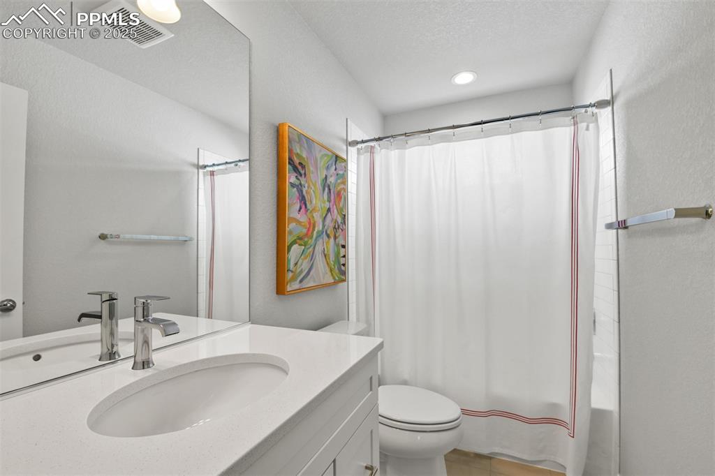 Image 29 of 44: Bathroom