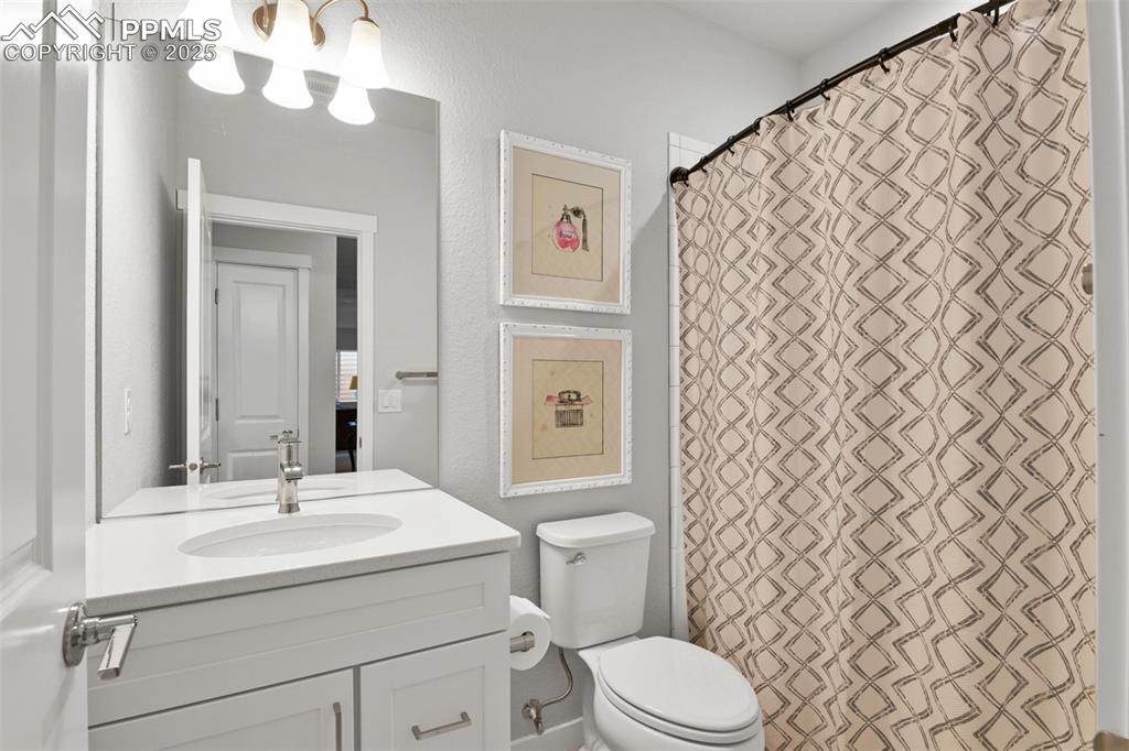 Image 35 of 44: Bathroom