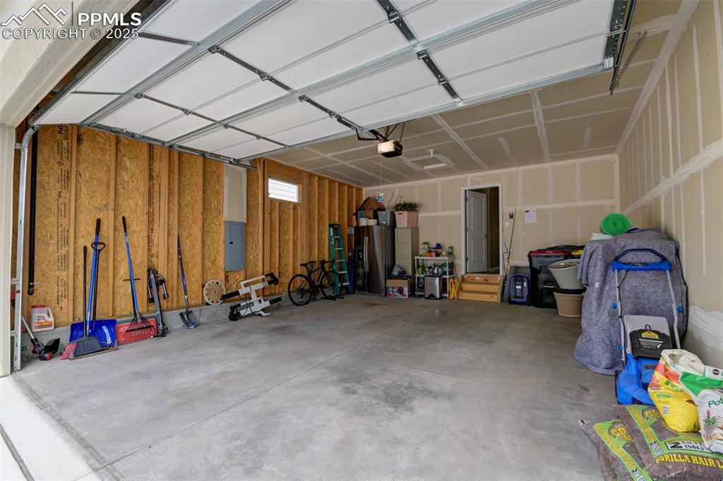 Image 38 of 44: Garage