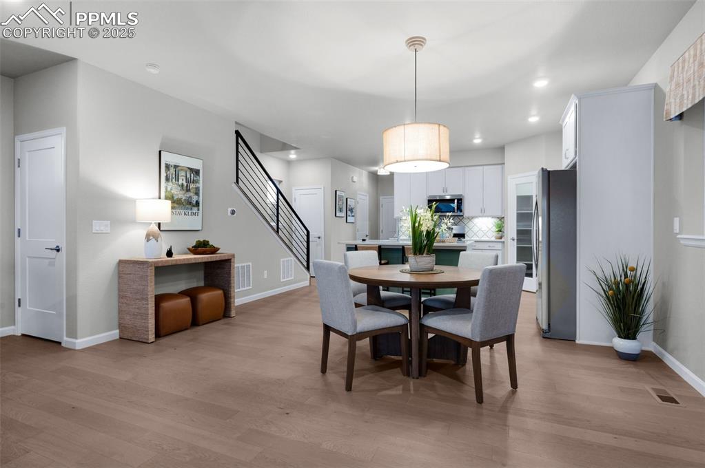 Image 17 of 42: Dining Area