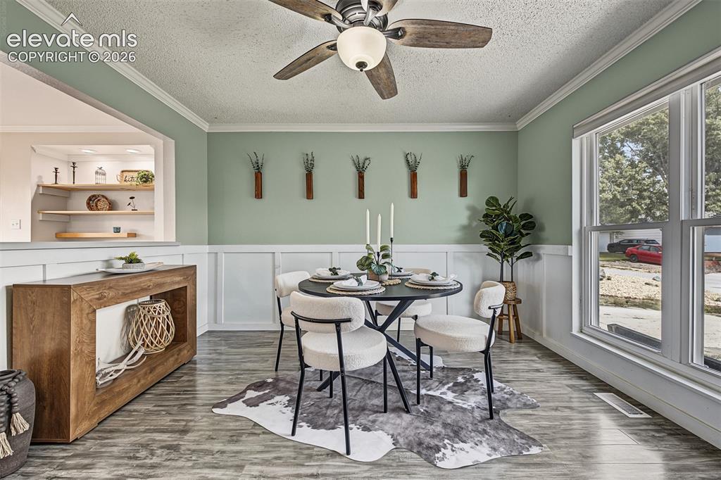 Image 11 of 41: Dining Area