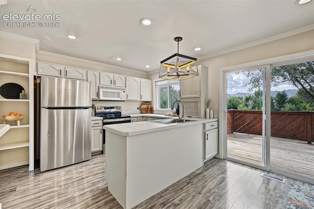 Image 14 of 41: Kitchen