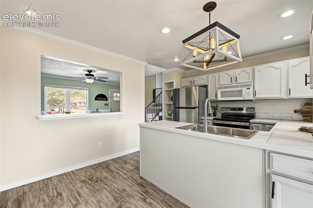 Image 15 of 41: Kitchen