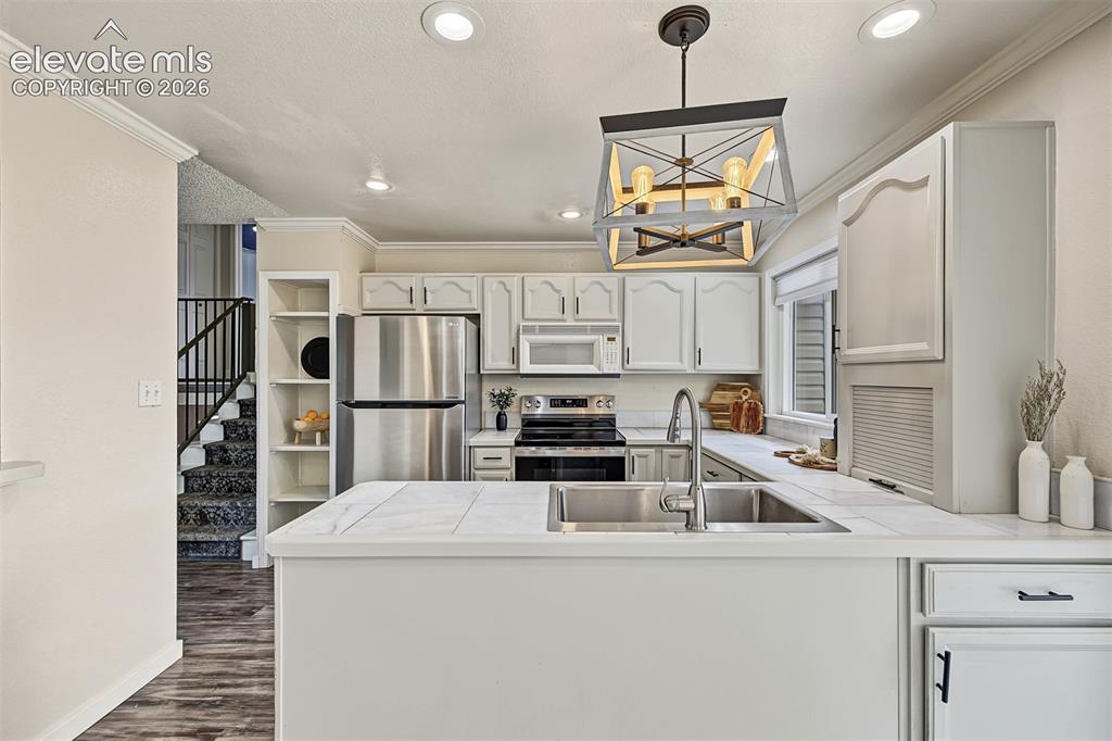 Image 16 of 41: Kitchen