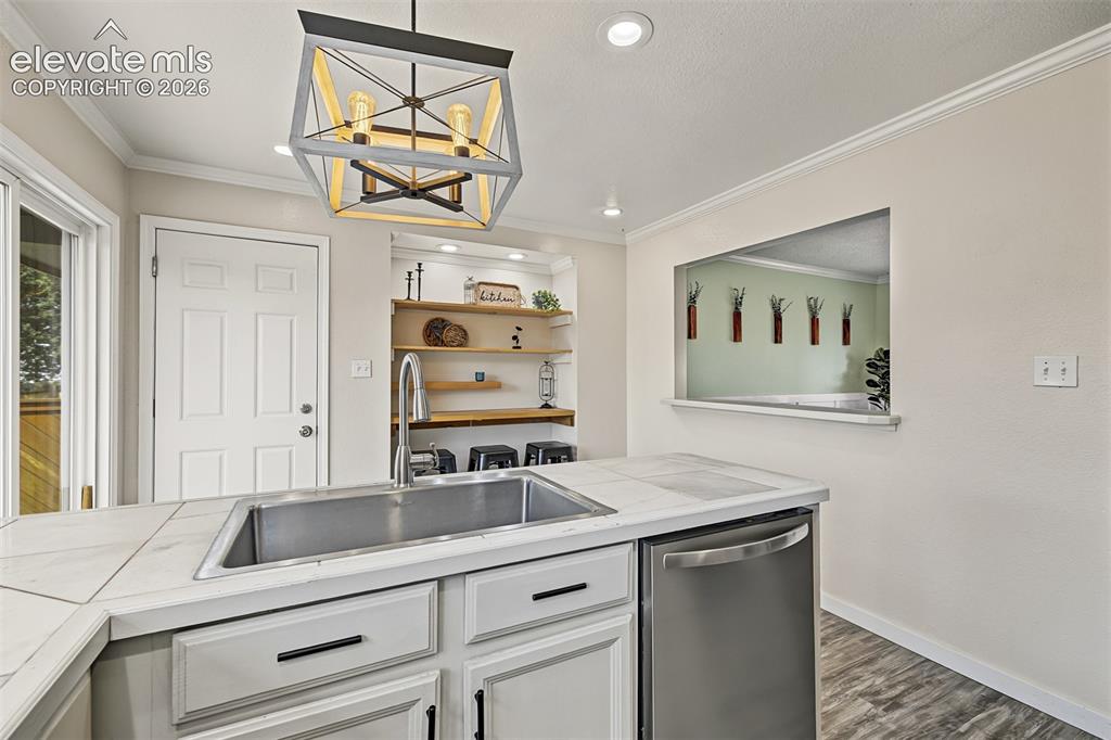 Image 17 of 41: Kitchen