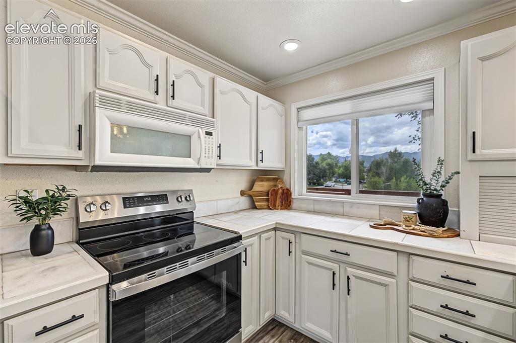Image 18 of 41: Kitchen