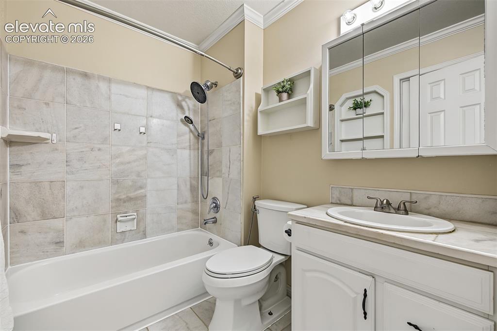 Image 25 of 41: Bathroom