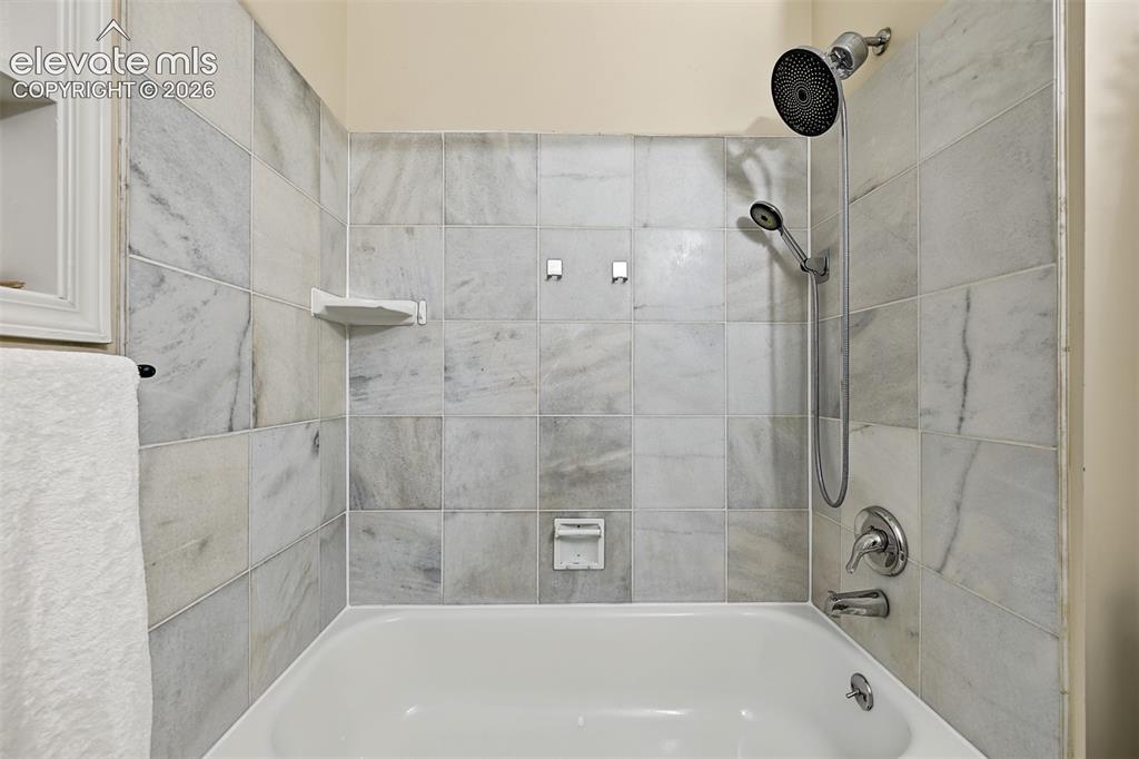 Image 26 of 41: Bathroom