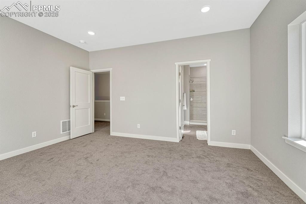 Image 33 of 50: Bedroom