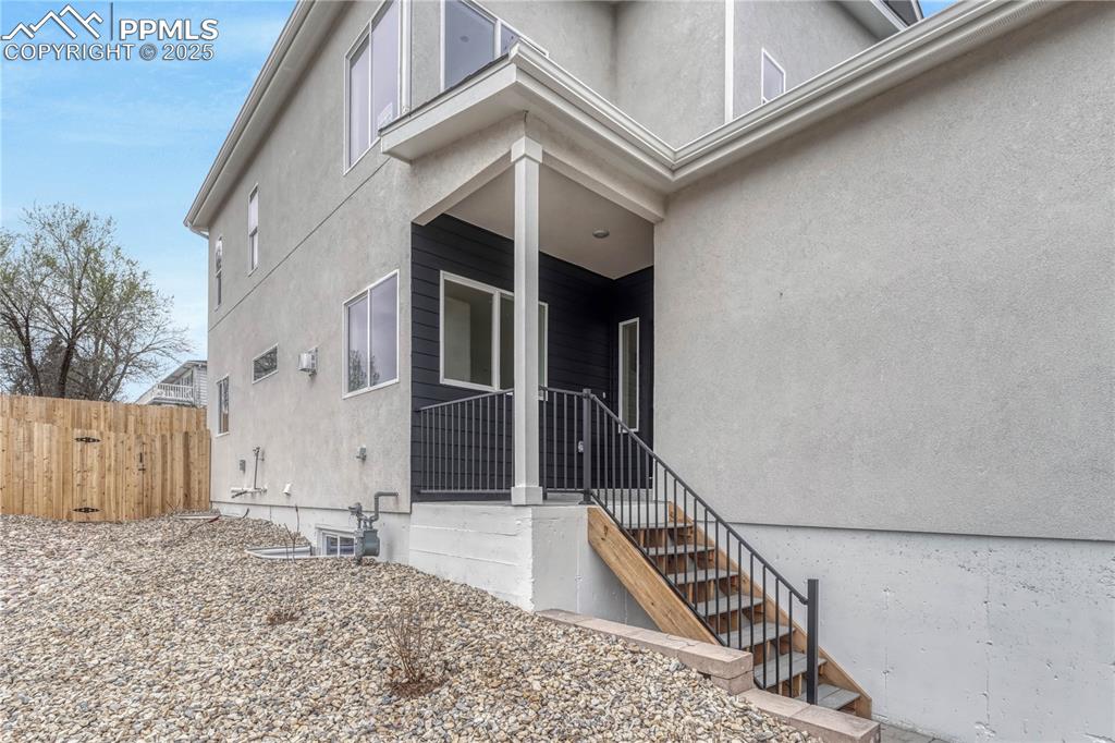 Image 4 of 50: Entry