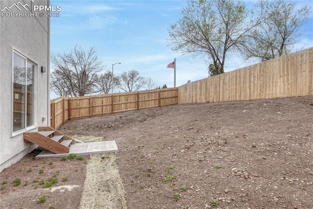 Image 45 of 50: Yard