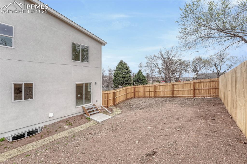 Image 47 of 50: Yard