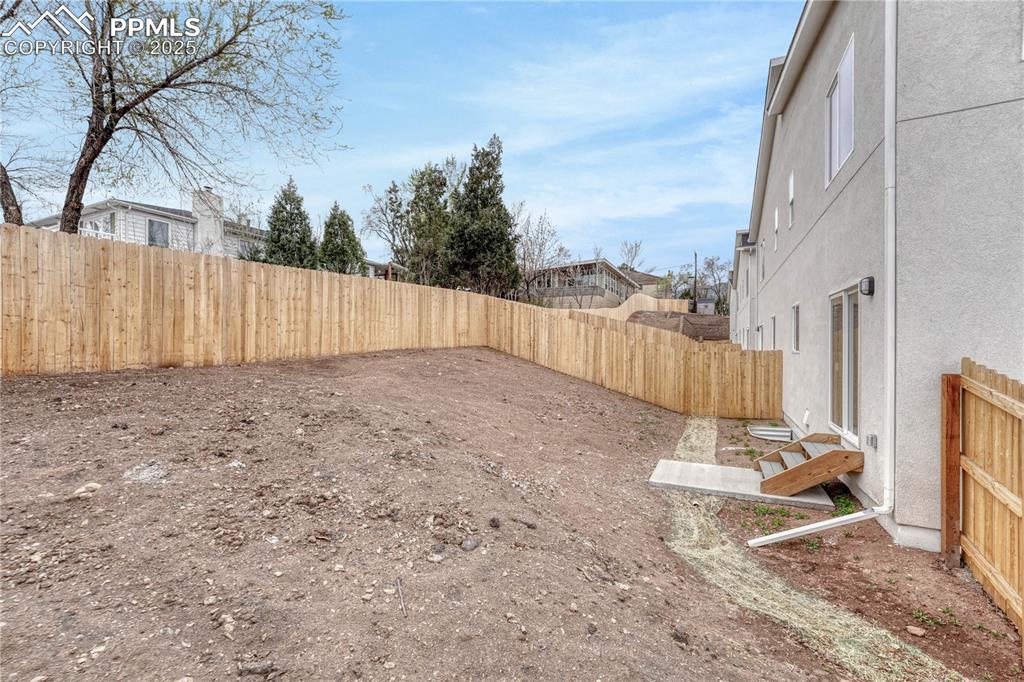 Image 49 of 50: Yard