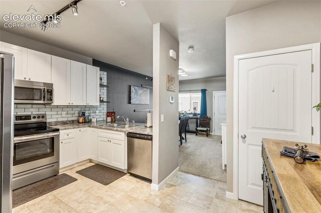 Image 10 of 27: Kitchen