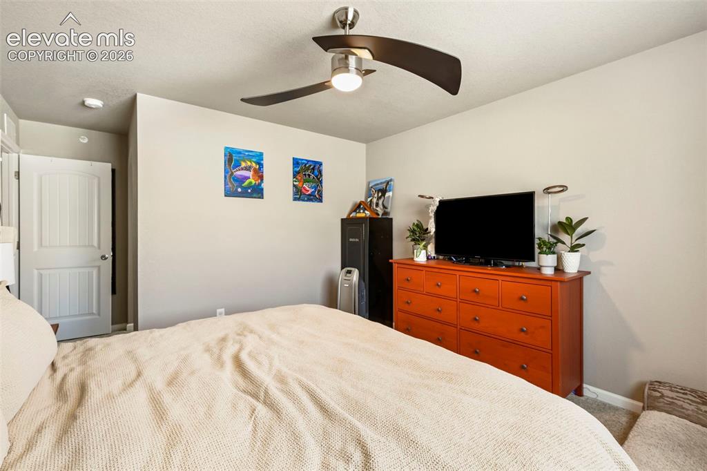 Image 14 of 27: Bedroom