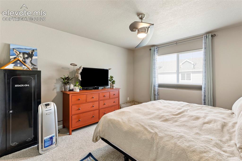 Image 15 of 27: Bedroom