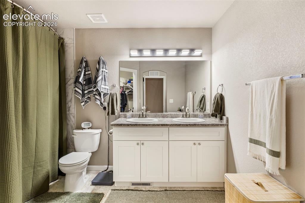 Image 16 of 27: Bathroom