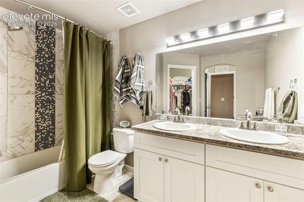 Image 17 of 27: Bathroom