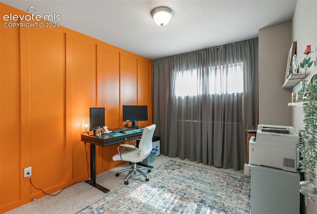 Image 18 of 27: Office