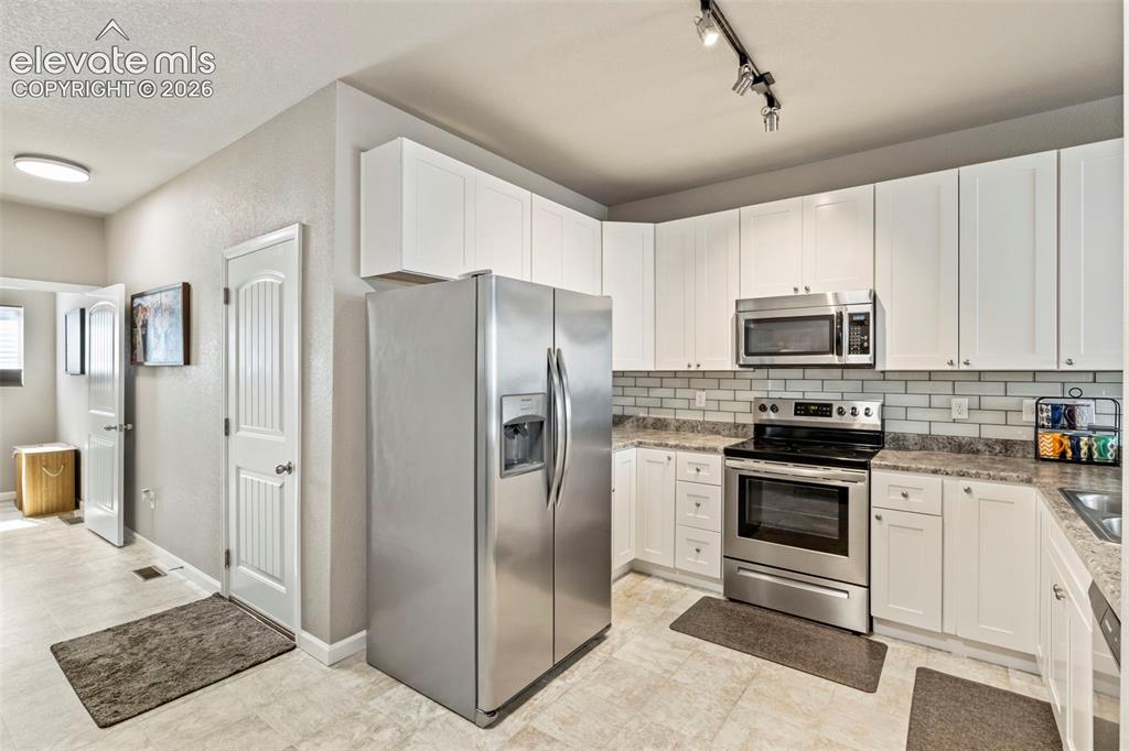 Image 8 of 27: Kitchen