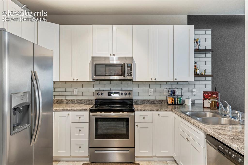 Image 9 of 27: Kitchen