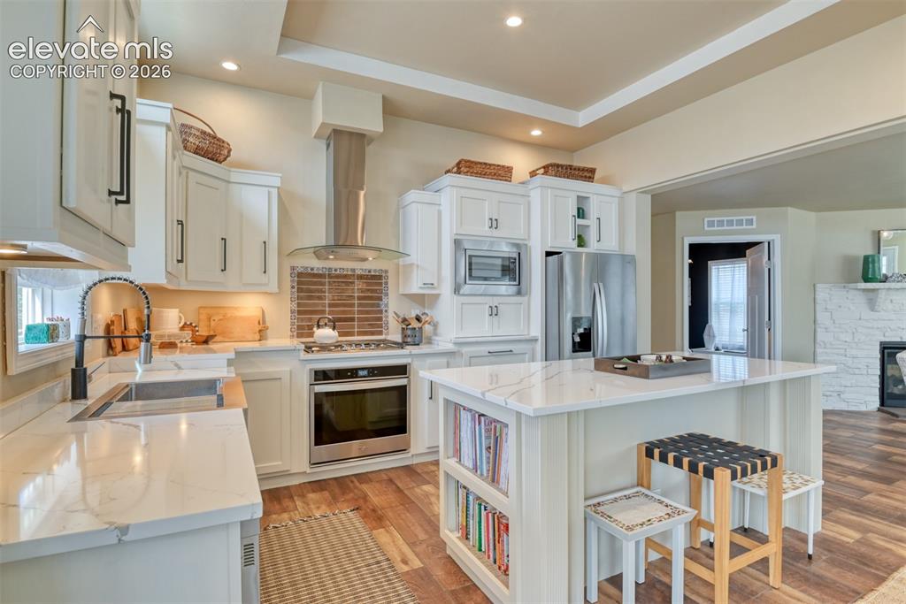 Image 14 of 43: Kitchen