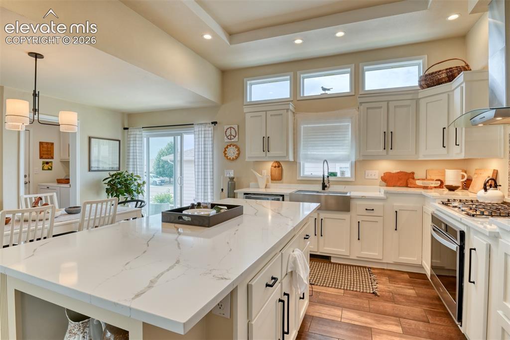Image 16 of 43: Kitchen