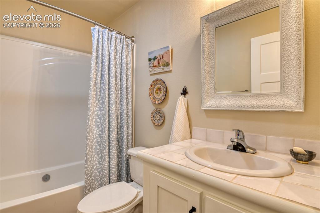 Image 23 of 43: Bathroom
