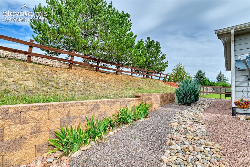 Image 41 of 43: Yard