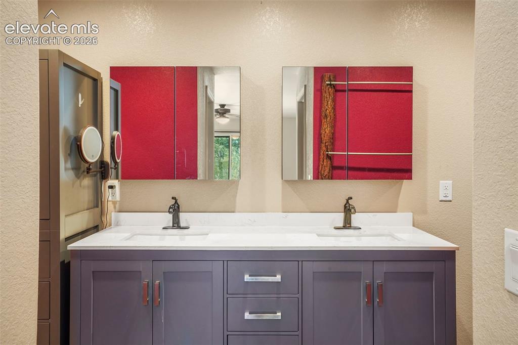 Image 17 of 24: Bathroom