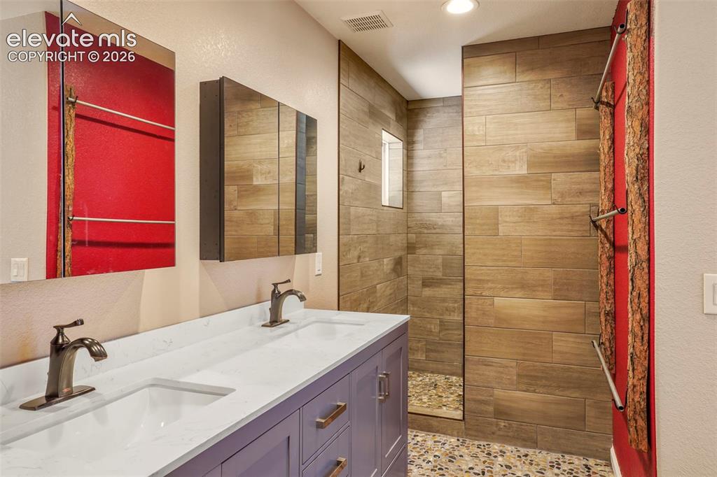 Image 18 of 24: Bathroom