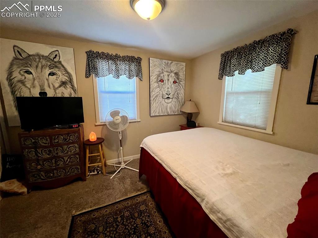 Image 11 of 13: Bedroom