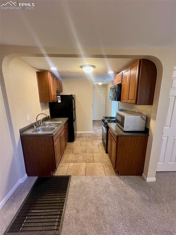 Image 4 of 13: Kitchen