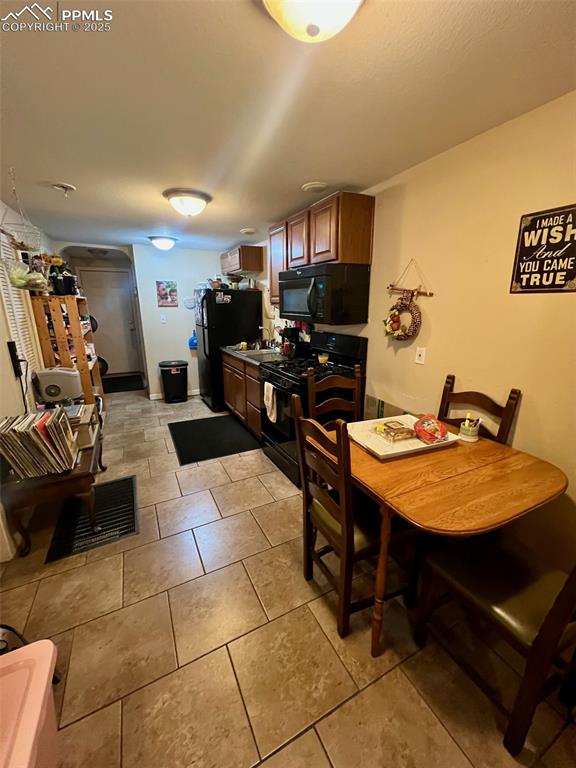 Image 9 of 13: Kitchen