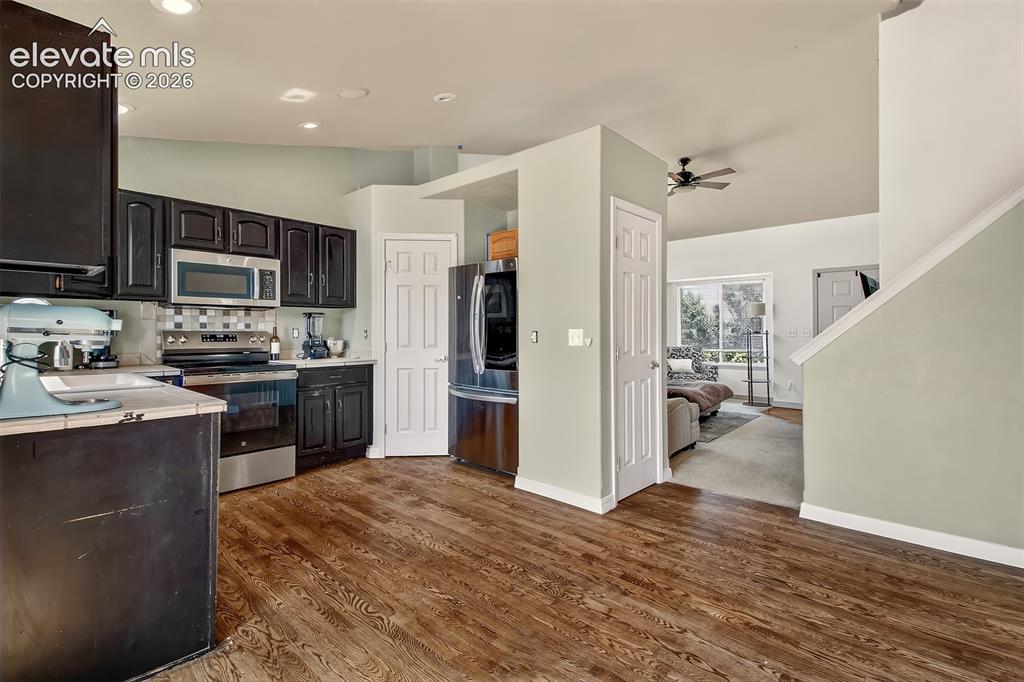 Image 7 of 26: Kitchen