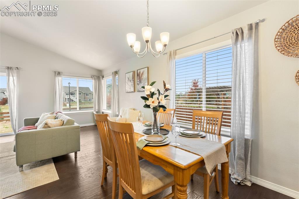 Image 21 of 43: Dining Area