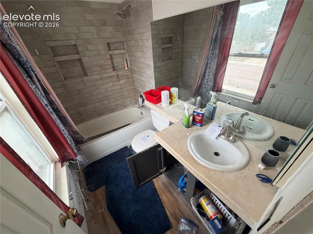 Image 10 of 10: Bathroom