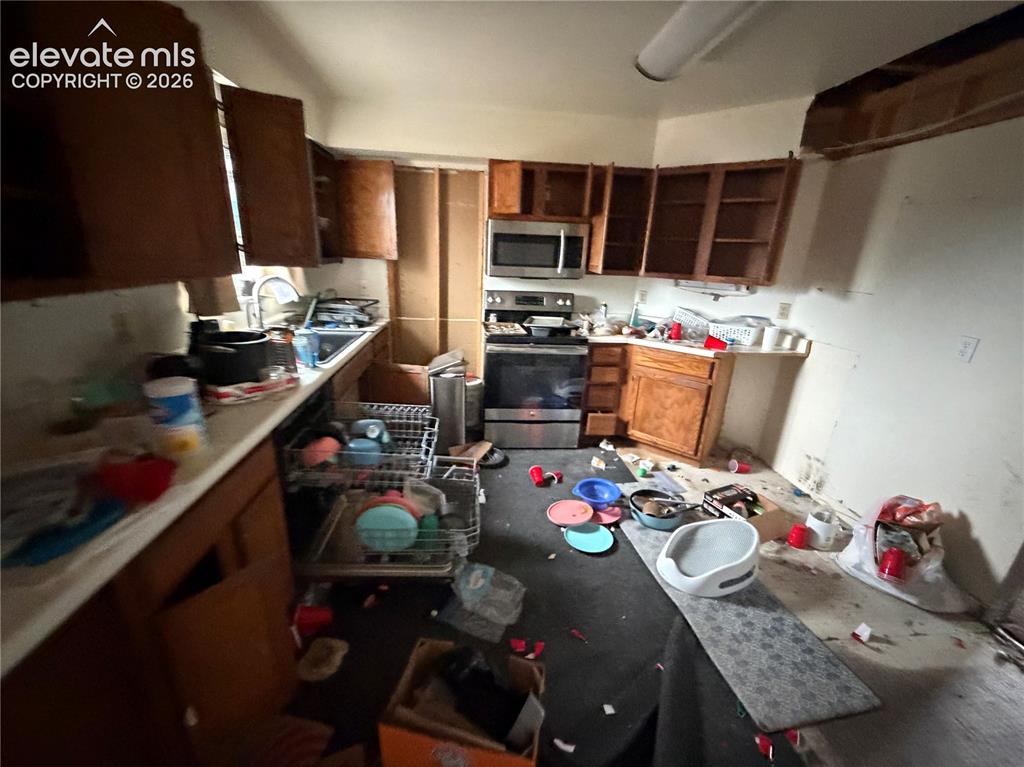 Image 4 of 10: Kitchen