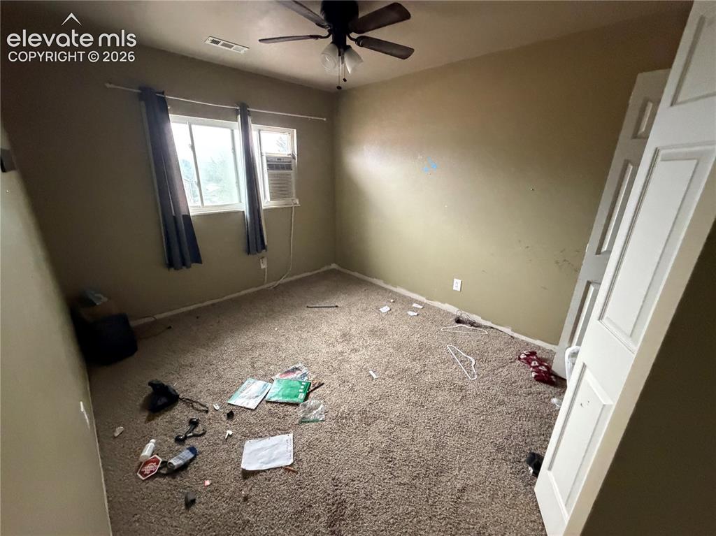 Image 8 of 10: Bedroom