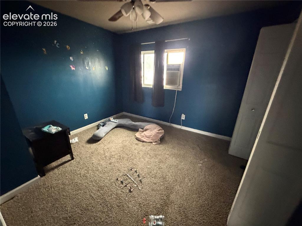 Image 9 of 10: Bedroom