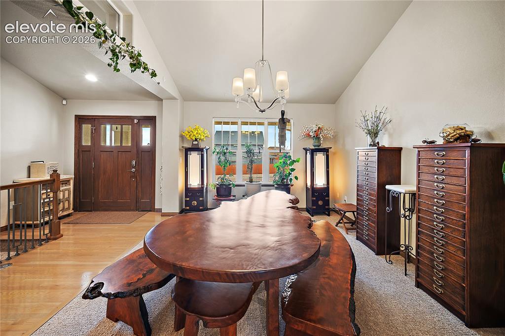 Image 5 of 44: Spacious entry