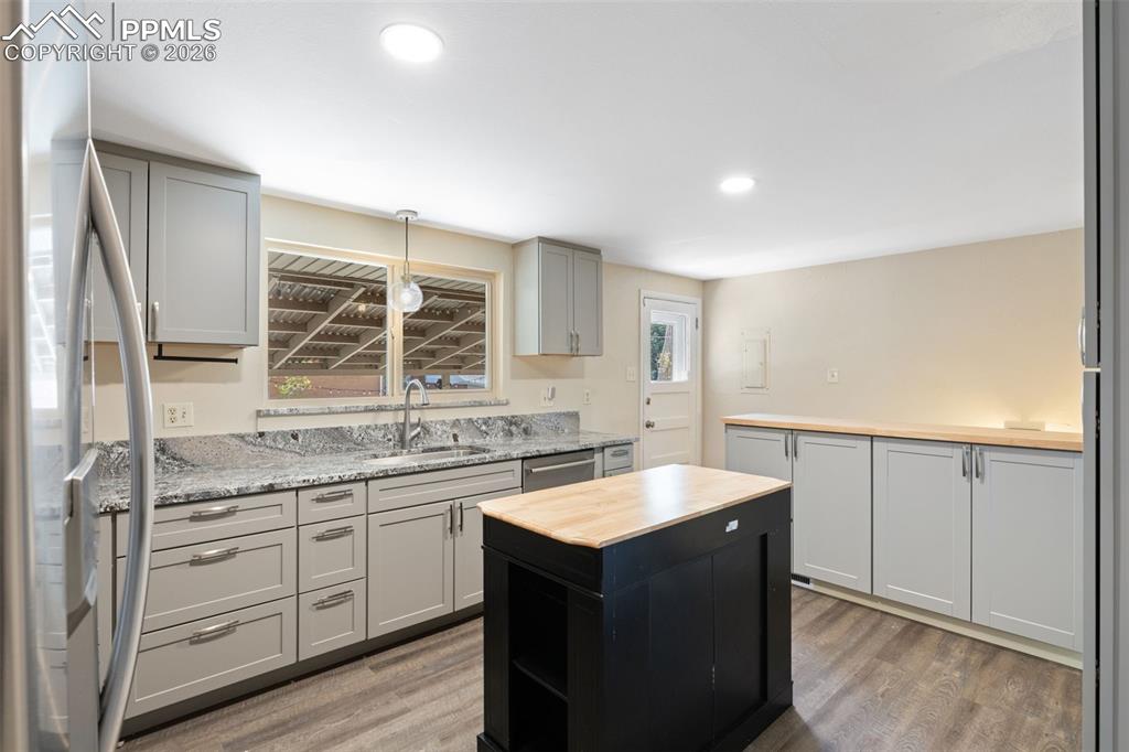Image 18 of 48: Kitchen