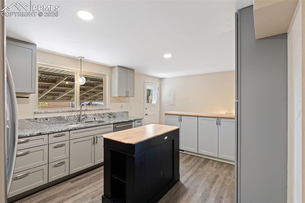 Image 19 of 48: Kitchen