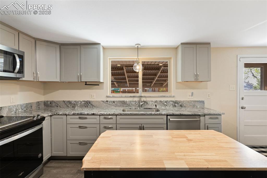 Image 20 of 48: Kitchen