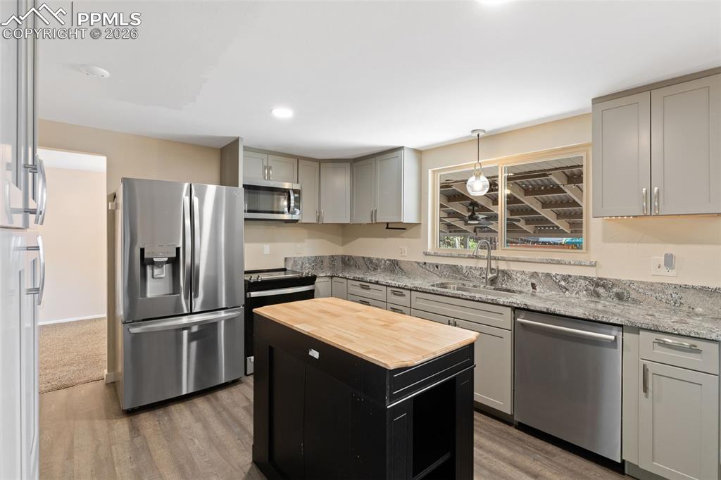 Image 21 of 48: Kitchen