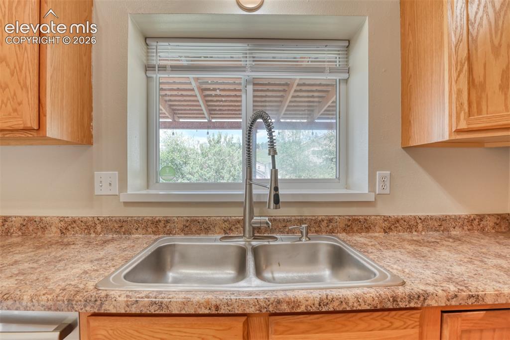 Image 13 of 50: Kitchen