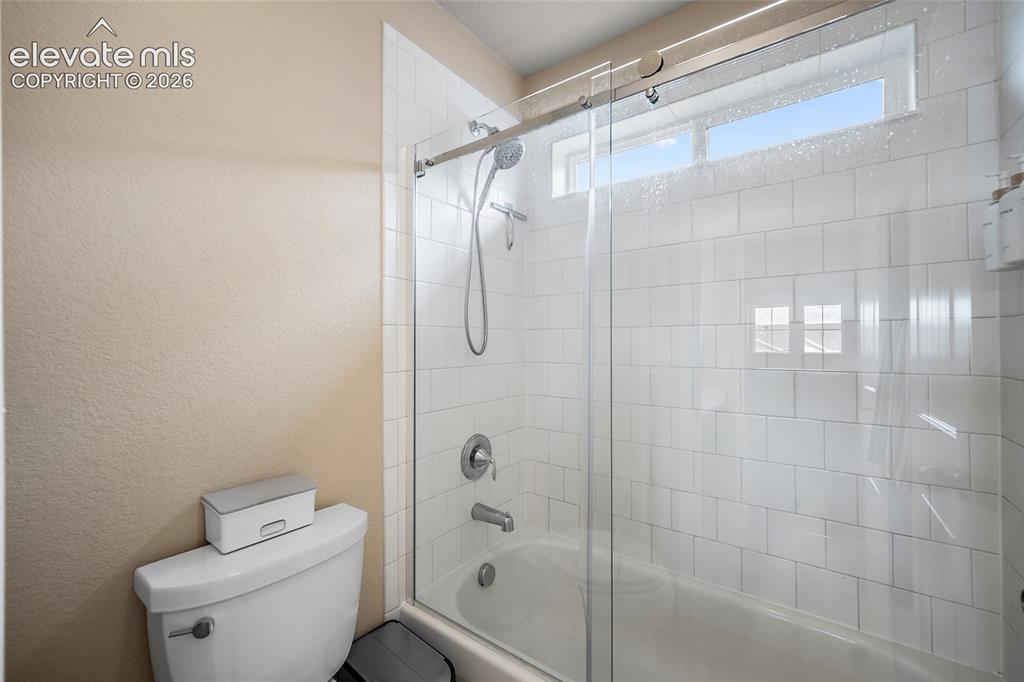 Image 29 of 43: Bathroom