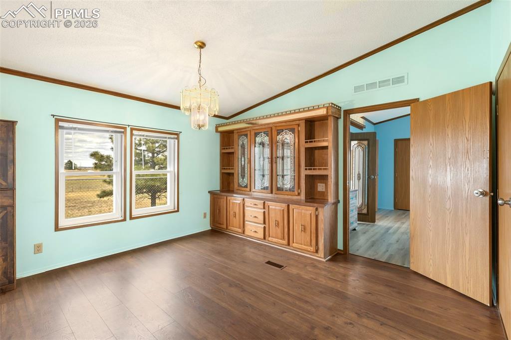 Image 14 of 38: Dining Area
