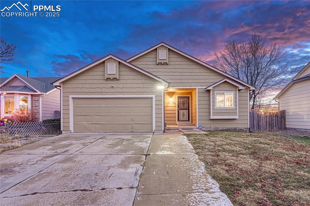 Caption: 4 bed/2 bath home with a finished basement in Windmill Mesa!