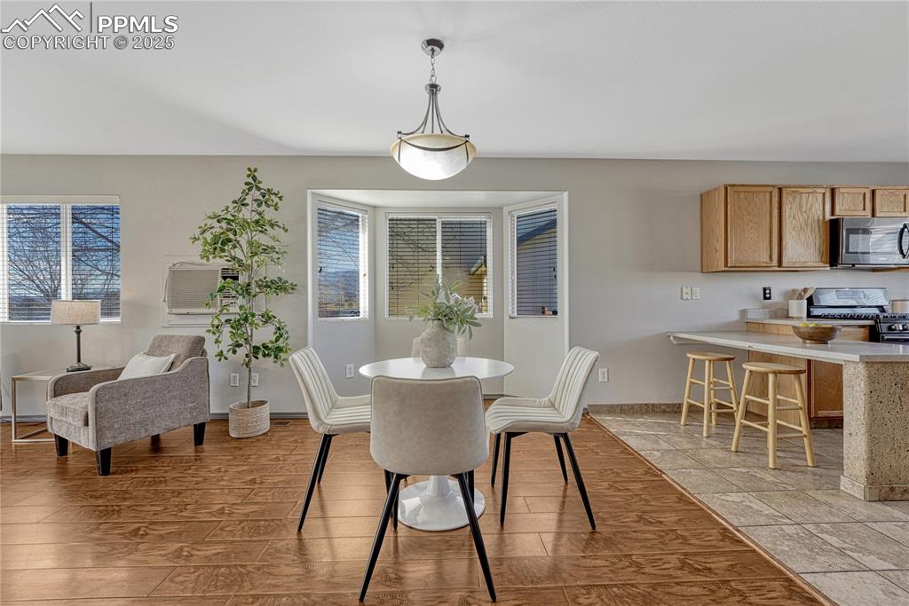 Image 19 of 47: Dining Area